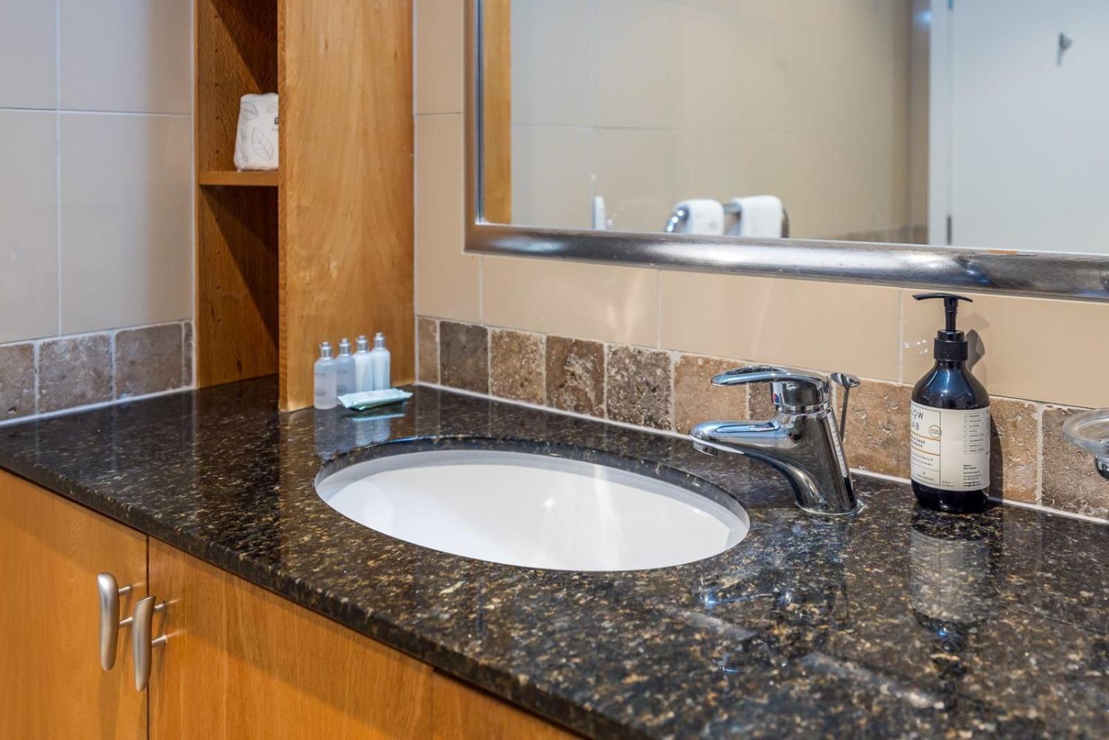 오클랜드 Beautiful Renovated 2 X Bdrm,Perfect Location 아파트 외부 사진